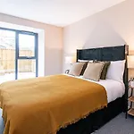 Apartamento 2 Bedroom Flat By Eccles Station With Communal Rooftop Garden Mánchester