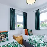 Stunning Riverside 3-bed By 53 Degrees In With Garden & Free Parking! Villa *