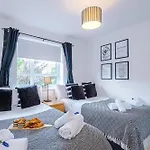 Villa Stunning Riverside 3-bed By 53 Degrees In With Garden & Free Parking! *