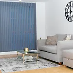 Elegant 1-bed By Victoria Stn & Ao Arena-sleeps 4 شقة *