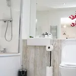 شقة Elegant 1-bed By Victoria Stn & Ao Arena-sleeps 4 *