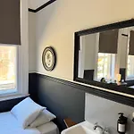 Piccadilly Hotel *
