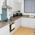 Elegant 1-bed By Victoria Stn & Ao Arena-sleeps 4