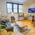 New Build Duplex Minutes From Centre - Pass The Keys