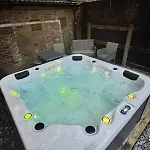 Prázdninový dům The Secret Garden Retreat With Hot Tub *