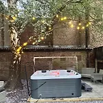 The Secret Garden Retreat With Hot Tub * Manchester