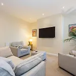 Holiday home Windmill House- Close To Motorway & Co-op Live *