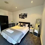 Appartement 2 Bedroom With Views, Balcony & Free Parking