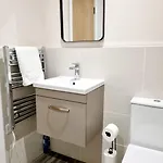 With Free Parking In Greater Apartamento