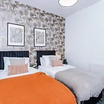 Modern 4br Family Sleeps 8 + Free Parking Tatil Evi