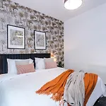 Modern 4br Family Sleeps 8 + Free Parking Tatil Evi