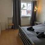 Comfortable And Peaceful 2 Bedroom Flat With Shared Bathroom And Kitchen Close To Airport Homestay