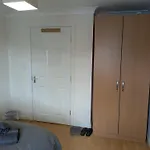 Homestay Comfortable And Peaceful 2 Bedroom Flat With Shared Bathroom And Kitchen Close To Airport Manchester