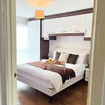 The Eastern Hive - King Bed, 3x Parking, Coop Live & Etihad Casa de Férias