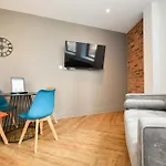 Spacious 2bed Flat W Security *