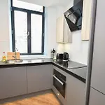 Spacious 2bed Flat W Security Apartment *