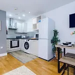 Apartmán Cosy 2br In Center - With Wifi, Kitchen & Parking