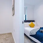 Duplex In Salford, 2br&2ba, Full Kitchen
