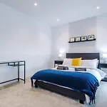 Duplex In Salford, 2br&2ba, Full Kitchen Apartamento