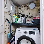 3br Salford Sleeps 7 Kitchen Parking Manchester