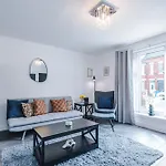 3br Salford Sleeps 7 Kitchen Parking Holiday home *