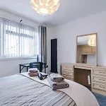 3br Salford Sleeps 7 Kitchen Parking Holiday home *