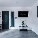 Holiday home 3br Salford Sleeps 7 Kitchen Parking Manchester