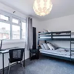 Holiday home 3br Salford Sleeps 7 Kitchen Parking Manchester