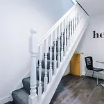 Holiday home 3br Salford Sleeps 7 Kitchen Parking