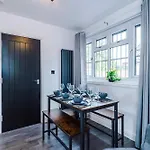 3br Salford Sleeps 7 Kitchen Parking Manchester