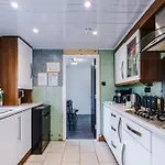 3br Salford Sleeps 7 Kitchen Parking Manchester