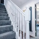 Holiday home 3br Salford Sleeps 7 Kitchen Parking *