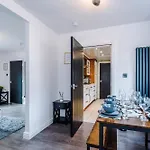3br Salford Sleeps 7 Kitchen Parking Holiday home *