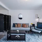Holiday home 3br Salford Sleeps 7 Kitchen Parking