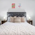 Appartement Center 28 Day Perks From May, Family And Business Travel Hideaway,parking, Walking Distance To Amenities