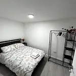 Cosy Newly Built Self-contained Garden Flat Daire Manchester