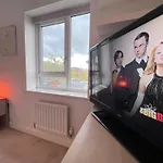 Spacious 2 Bed House In Manchester With Private Parking *