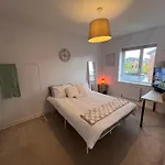 Сasa de vacaciones Spacious 2 Bed House In Manchester With Private Parking Mánchester