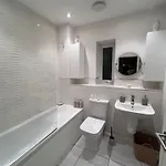 Spacious 2 Bed House In Manchester With Private Parking