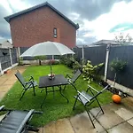 Сasa de vacaciones Spacious 2 Bed House In Manchester With Private Parking
