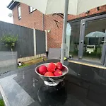 Сasa de vacaciones Spacious 2 Bed House In Manchester With Private Parking *