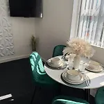 Luxury And Cosy Near Old Trafford M16 ,free Private Parking,fast Wi-fi,self Check-in Anytime Perfect For Late Arrivals, 5 Minutes To Old Trafford Stadium * Manchester