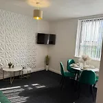 Luxury And Cosy Near Old Trafford M16 ,free Private Parking,fast Wi-fi,self Check-in Anytime Perfect For Late Arrivals, 5 Minutes To Old Trafford Stadium