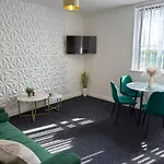 Luxury And Cosy Near Old Trafford M16 ,free Private Parking,fast Wi-fi,self Check-in Anytime Perfect For Late Arrivals, 5 Minutes To Old Trafford Stadium Lägenhet