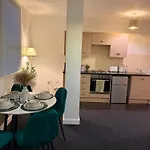 Luxury And Cosy Near Old Trafford M16 ,free Private Parking,fast Wi-fi,self Check-in Anytime Perfect For Late Arrivals, 5 Minutes To Old Trafford Stadium Manchester