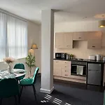 Luxury And Cosy Near Old Trafford M16 ,free Private Parking,fast Wi-fi,self Check-in Anytime Perfect For Late Arrivals, 5 Minutes To Old Trafford Stadium * Manchester