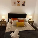 Luxury And Cosy Near Old Trafford M16 ,free Private Parking,fast Wi-fi,self Check-in Anytime Perfect For Late Arrivals, 5 Minutes To Old Trafford Stadium Lägenhet *