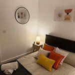 Luxury And Cosy Near Old Trafford M16 ,free Private Parking,fast Wi-fi,self Check-in Anytime Perfect For Late Arrivals, 5 Minutes To Old Trafford Stadium Lägenhet Manchester