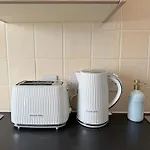 Luxury And Cosy Near Old Trafford M16 ,free Private Parking,fast Wi-fi,self Check-in Anytime Perfect For Late Arrivals, 5 Minutes To Old Trafford Stadium Manchester