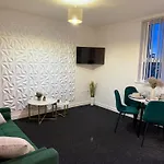 Luxury And Cosy Near Old Trafford M16 ,free Private Parking,fast Wi-fi,self Check-in Anytime Perfect For Late Arrivals, 5 Minutes To Old Trafford Stadium